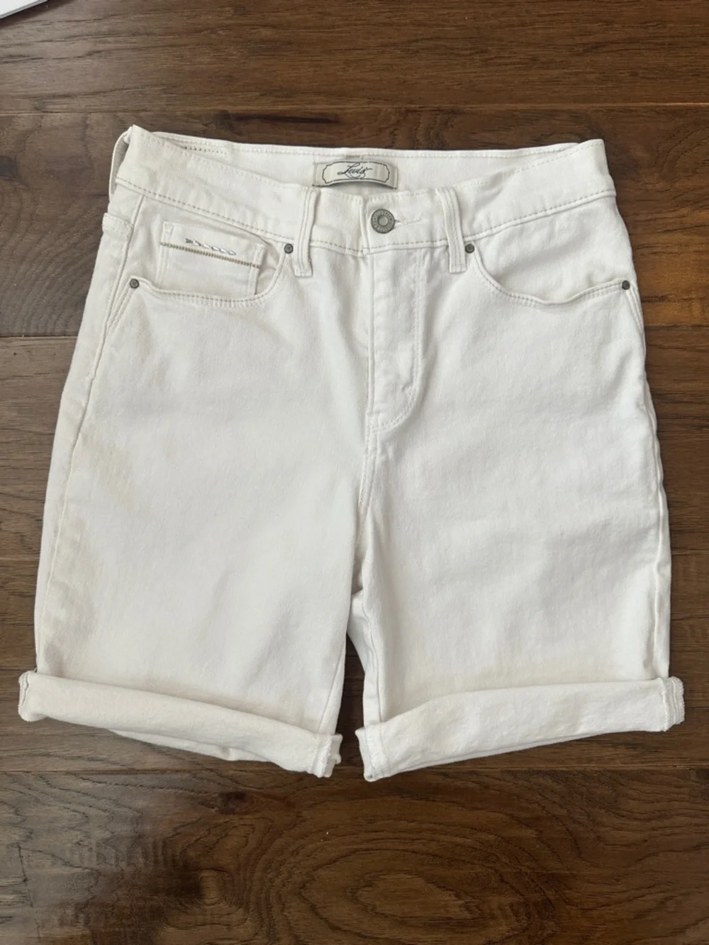 Levi's 512 Perfectly Slimming Women’s Sz 8Cream Denim Bermuda Shorts ✨